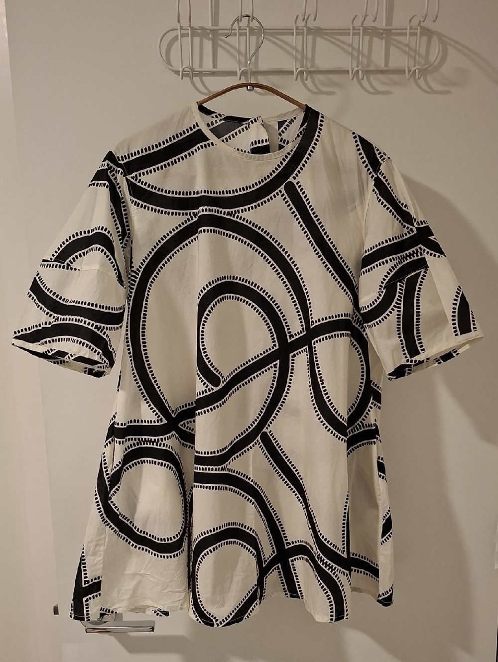 Black & White Monochromatic Abstract Print Tunic Top with Pockets (Size S)